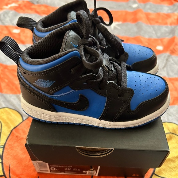 Jordan 1 mid toddler (size 9c) - Picture 3 of 6